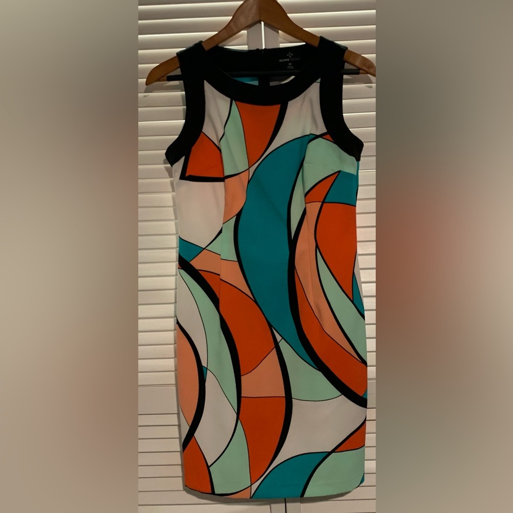 Classy and comfortable, Ronni Nicole, sleeveless dress. Size 4P